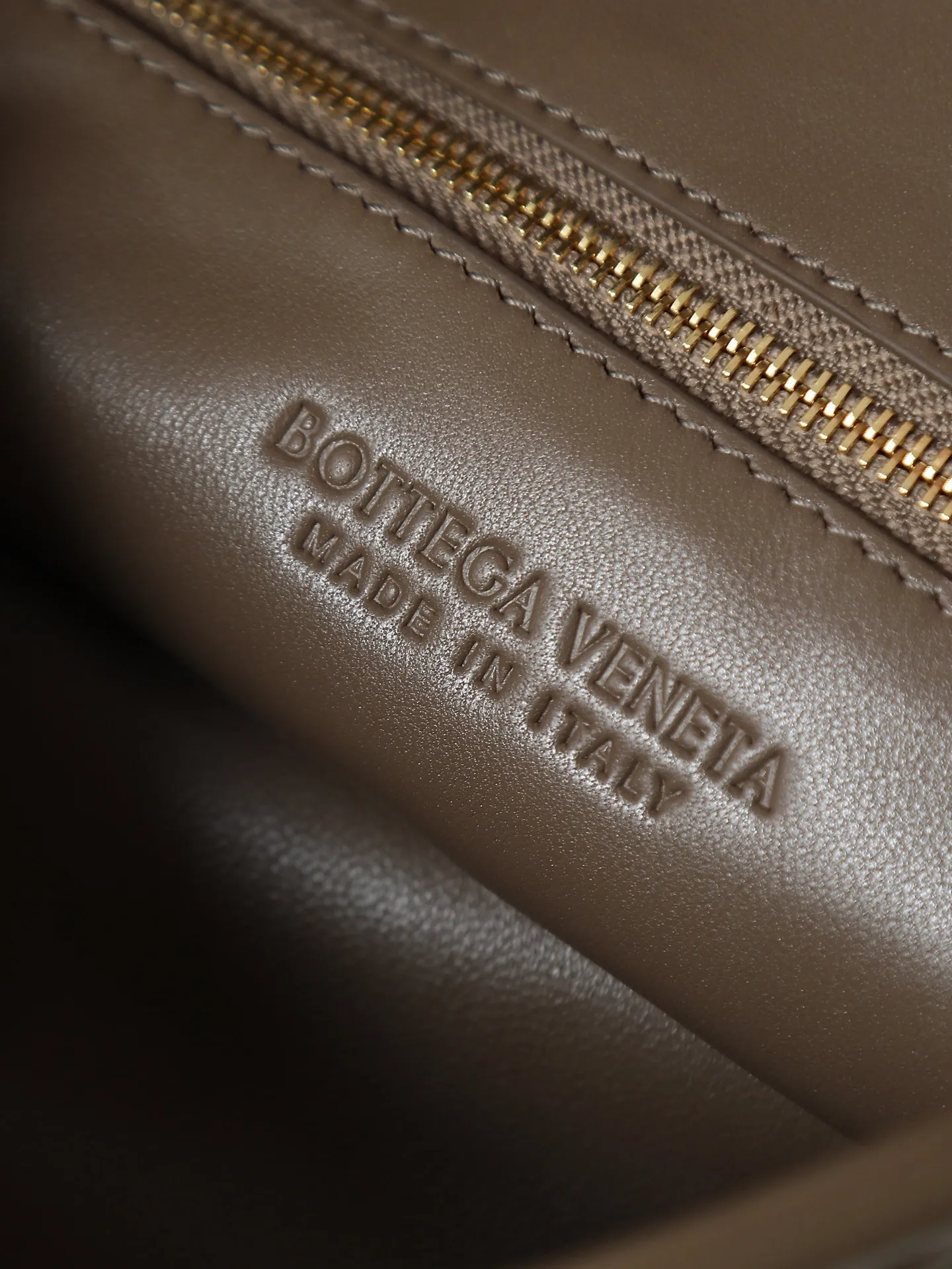 1180. #Bv’s new medium size HO 796262. The bag body and handles are made of a whole piece of woven leather. The bag body is soft and lazy. Ho symbolizes the praise of innovation and eternal craftsmanship [love]. The pyramid silhouette combines practicality and fashion. It is modern and casual. The double-sided closure design of the bag mouth is more convenient and safe! Made of soft cowhide and full of texture, this is a must-have for fashionable ladies who like minimalism, comfort and casualness! Dimensions: 46x21x10